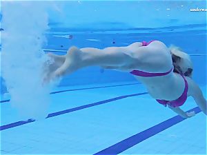 super-hot Elena shows what she can do under water